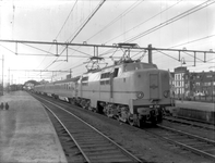 155063 Afbeelding van de electrische locomotief nr. 1201 (serie 1200) van de N.S. met rijtuigen plan D te Zwolle.
